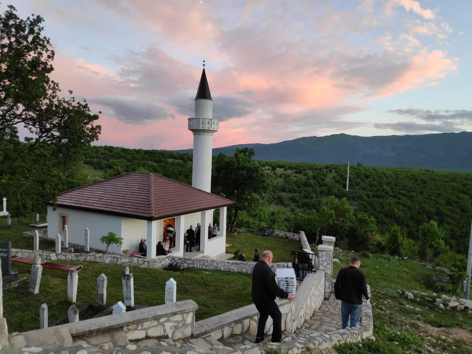 Iftar u Bajramovića džamiji na Orahovicama 